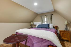 En eller flere senger på et rom på Cozy Canterbury Guest House with Shared Pool and Kayak
