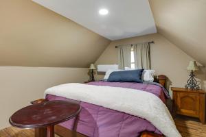 1 dormitorio con cama morada y mesa en 6 Mi to Kinne Preserve Cozy Canterbury Guest Home, en Canterbury
