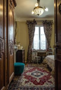 a bedroom with a bed and a chandelier at Chambres d'h&ocirc;tes Villa l'esp&eacute;rance in &Eacute;tretat