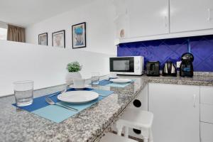 Kuchyňa alebo kuchynka v ubytovaní MICHELE APARTMENT PLAYA DE LAS AMÉRICAS