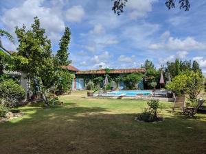 una casa con un patio con piscina en Domaine Du Tafiart, en Sarron