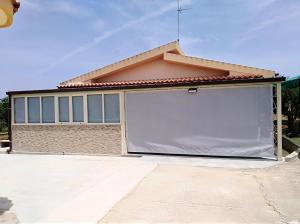 un grande schermo che copre la parte anteriore di una casa di 3 bedrooms house with sea view and enclosed garden at Menfi 1 km away from the beach a Menfi