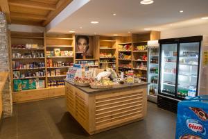 Supermarket nebo jiné obchody v  apartmánu nebo okolí