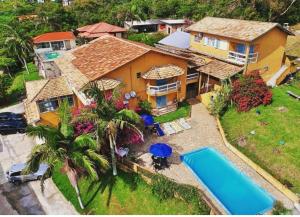 una vista aérea de una casa con piscina en Residencial Maria, en Laguna