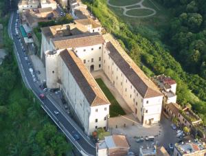 Zagarolo的住宿－Casa di Mila，享有大建筑空中景观和道路