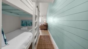 Beachside Condo 21 في شاطئ سانتا روزا: غرفة نوم بجدران بيضاء وسقف ازرق +36 صورة