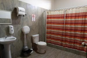 Um banheiro em Desert Nights Hostel