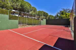 マルベーリャにあるMarbella Real seasideのテニスコート(ネット付)