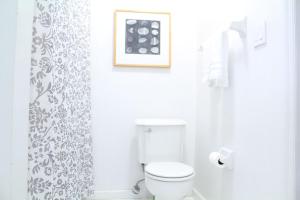 Koupelna v ubytování Stay-in' - close-in, clutter-free rental-only home + 8 fotografií