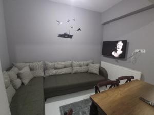 - un salon avec un canapé et une télévision dans l'établissement Sweet Home in Historical Area 3B, à Istanbul