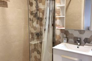 Ένα μπάνιο στο Le Saint-Amour appartement classé 2 étoiles +16 φωτογραφίες
