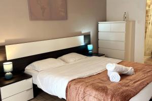 una camera da letto con un grande letto con due cuscini sopra di Le Saint-Amour appartement classé 2 étoiles a Saint-Amour