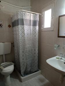A bathroom at Zorbas Rooms
