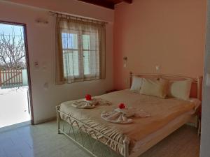 A bed or beds in a room at Zorbas Rooms