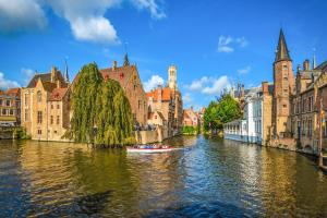 Un gruppo di persone in una barca su un fiume in una città di Entre Terre et Mer, Bruges, Ostende a Jabbeke