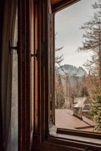 a window looking out at a view of a bench at Villa Cztery Strony Świata in Zakopane