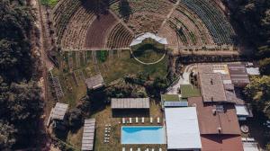 uma vista sobre um jardim com piscina em La Pampa Relais & Spa em Melizzano