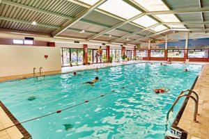 una gran piscina con gente en el agua en 2 Bed Chalet St Margaret's at Cliffe South Coast, en Dover