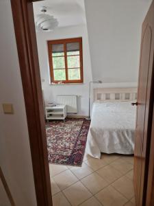 1 dormitorio con cama y ventana en Siedem C en Pobierowo