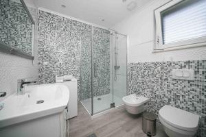 W łazience znajduje się prysznic, toaleta i umywalka. w obiekcie Apartments Mićin w mieście Vodice