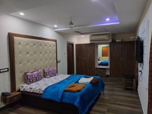 um quarto com uma cama grande e uma televisão em Mahathi Residency 