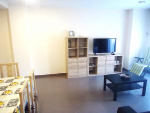 Televízia a/alebo spoločenská miestnosť v ubytovaní Edificio Papa Luna