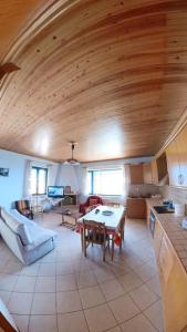 een keuken en een woonkamer met een houten plafond bij Peak heaven in Feneos