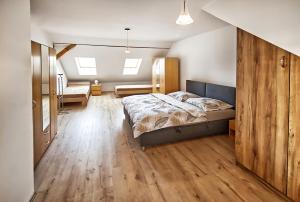1 dormitorio con 1 cama y suelo de madera en Nice accommodation in Mikulov, en Mikulov