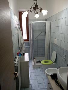 uma casa de banho com um WC, um lavatório e um chuveiro em Pigneto House em Roma