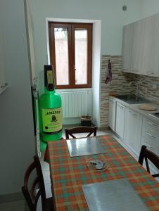uma cozinha com uma mesa e uma garrafa de vinho em Pigneto House em Roma