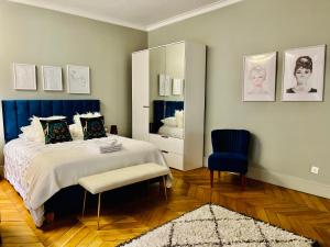 ein Schlafzimmer mit einem Bett, einem Stuhl und einem Spiegel in der Unterkunft Luxury Place in Le Marais - Central Paris in Paris