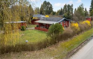 una casa roja al lado de una carretera en Stunning Home In Prst With Kitchen en Præstø