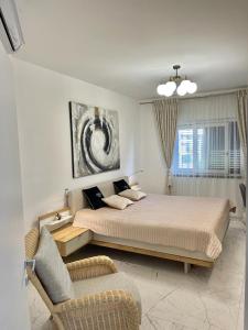 - une chambre avec un grand lit et un canapé dans l'établissement Luce del Sole, à Montepaone