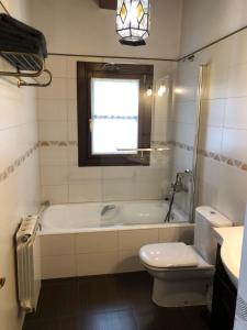 Apartamentos Rurales Quintana de LLanes في يانس: حمام مع حوض ومرحاض ومغسلة