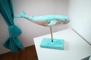 una estatua de un pez sobre una mesa en SURF DREAM House en Corralejo