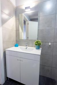y baño con lavabo blanco y espejo. en Guest H4U Povoa Summer, en Póvoa de Varzim