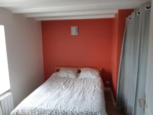 Un pat sau paturi într-o cameră la Charmant petit T2 à proximité de Quimper