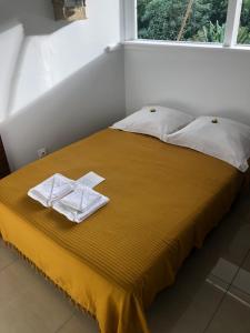 1 cama con 2 toallas y ventana en Bungalow: La Favéla Chic/The Chic Favela - Trois-Rivières, en Trois-Rivières