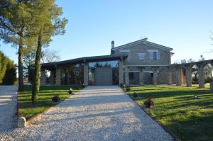 a house with a walkway leading to a building at Agriturismo La Collina in Pitigliano