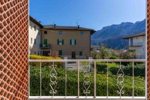 balcone con vista su un edificio e sulle montagne. di Casa Agnese, Levico Terme - Ospitar a Levico Terme