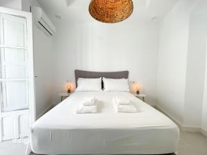 Posteľ alebo postele v izbe v ubytovaní Casa Cristóbal Colón habitaciones con vistas a Semana Santa y Fiestas