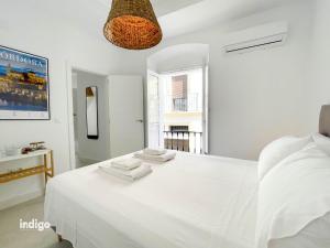 Posteľ alebo postele v izbe v ubytovaní Casa Cristóbal Colón habitaciones con vistas a Semana Santa y Fiestas