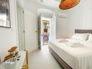 Posteľ alebo postele v izbe v ubytovaní Casa Cristóbal Colón habitaciones con vistas a Semana Santa y Fiestas