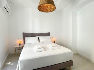 Posteľ alebo postele v izbe v ubytovaní Casa Cristóbal Colón habitaciones con vistas a Semana Santa y Fiestas