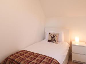 Un pat sau paturi într-o cameră la Taigh Tearlach