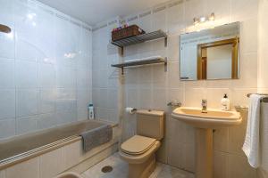 Kúpeľňa v ubytovaní Apartamento con piscina y parking - Playa San Juan