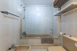 Kúpeľňa v ubytovaní Apartamento con piscina y parking - Playa San Juan