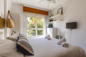 Postel nebo postele na pokoji v ubytování Apartamento con piscina y parking - Playa San Juan + 17 fotografií