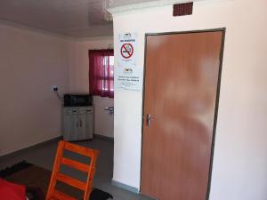 Pokój z drzwiami z napisem w obiekcie Sweetwaters Guest House w mieście Estcourt