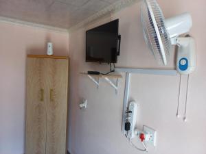Μια τηλεόραση ή/και κέντρο ψυχαγωγίας στο Sweetwaters Guest House